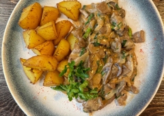мясо с грибами и картофелем